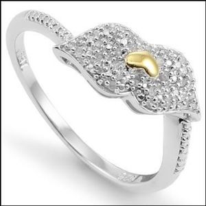 A diamond kiss. Ring. Fine jewelry